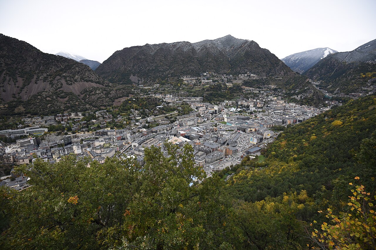 Vista panorámica de los edificios de viviendas de Andorra la Vella y Escaldes en otoño