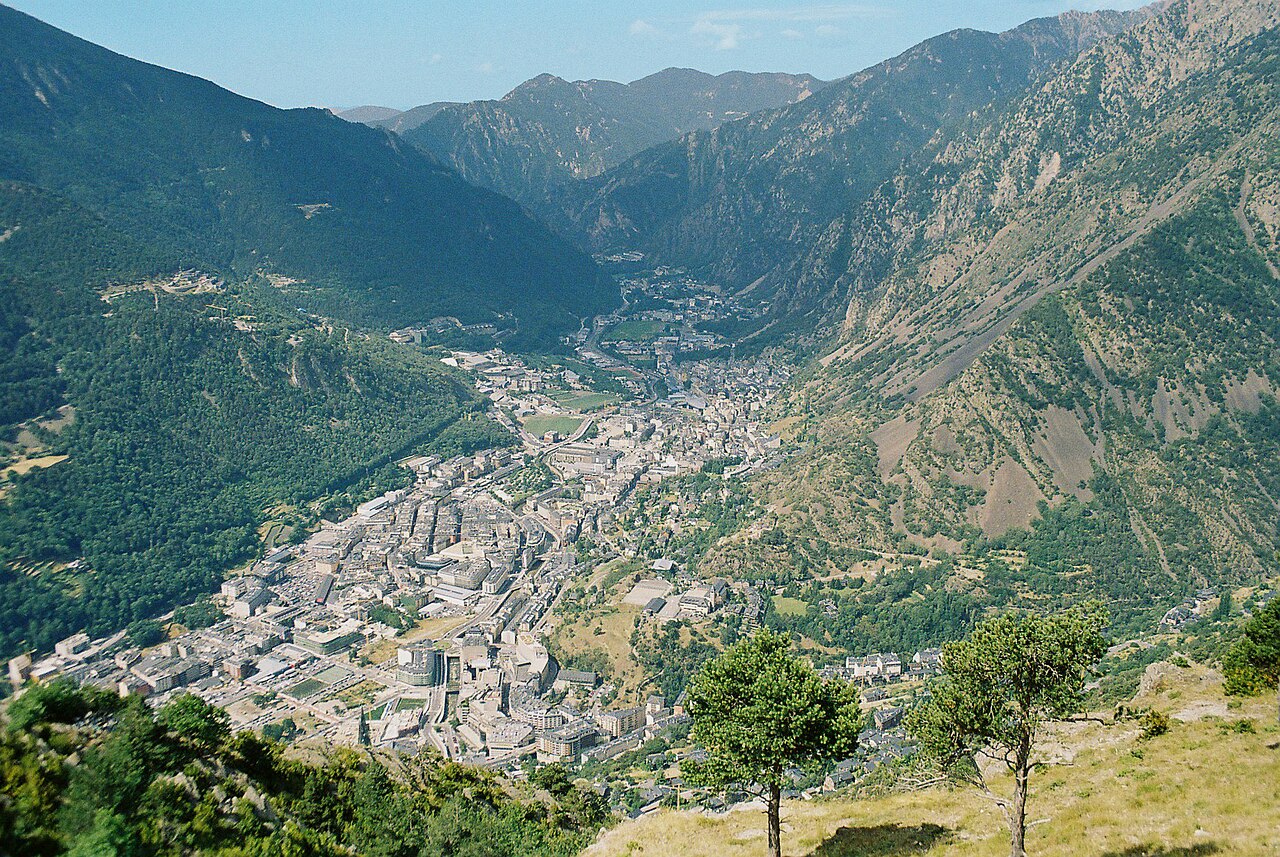 Vista panorámica del valle de Andorra la Vella y Escaldes-Engordany desde la montaña
